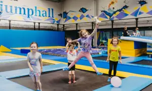 Dzieci skaczą na trampolinach w sali zabaw. Czy trampolina jest zdrowa? Zdecydowanie tak, to świetna zabawa i aktywność fizyczna!