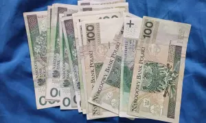 Stos stu-złotowych banknotów. Zastanawiasz się, ile można przelać z konta dziecka?