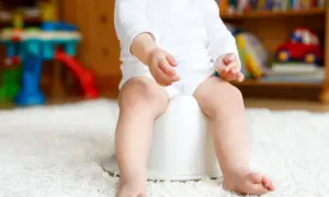 Małe dziecko siedzi na nocniku. Szukasz co na biegunkę u rocznego dziecka? Domowe sposoby mogą pomóc.