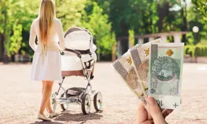Kobieta z wózkiem dziecięcym trzyma w ręku polskie banknoty, sugerując pytanie: ile zarabia niania miesięcznie?