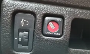 Przełącznik "AIRBAG PASS" w pozycji OFF. Warto wiedzieć, kiedy wyłączyć poduszkę z przodu, np. dla fotelika dziecięcego.