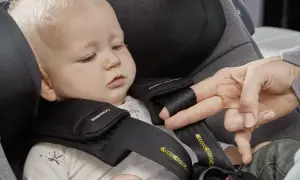 Jak przewozić dziecko w samochodzie z przodu bezpiecznie i zgodnie z prawem