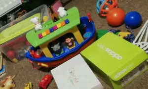 Kolorowa arka noego zabawka z figurkami zwierząt i małpką. Obok pudełka z napisem "adidas neo".