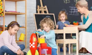 Dzieci bawią się klockami w żłobku. Zastanawiasz się, ile zarabia się w żłobku prywatnym?