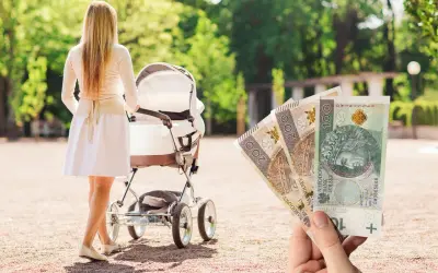 Kobieta z wózkiem dziecięcym trzyma w ręku polskie banknoty, sugerując pytanie: ile zarabia niania miesięcznie?