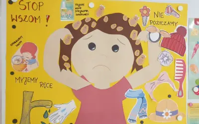 Plakat w przedszkolu: "STOP WSZOM!". Dzieci uczą się o higienie, sprawdzaniu włosów i myciu rąk, by zapobiegać wszawicy.