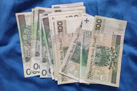 Stos stu-złotowych banknotów. Zastanawiasz się, ile można przelać z konta dziecka?