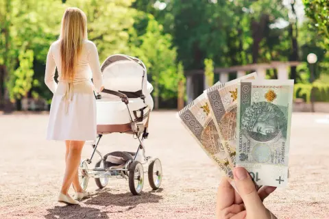 Kobieta z wózkiem dziecięcym trzyma w ręku polskie banknoty, sugerując pytanie: ile zarabia niania miesięcznie?