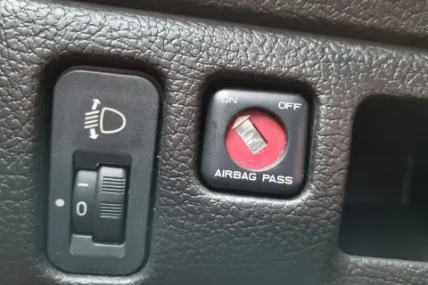 Przełącznik "AIRBAG PASS" w pozycji OFF. Warto wiedzieć, kiedy wyłączyć poduszkę z przodu, np. dla fotelika dziecięcego.