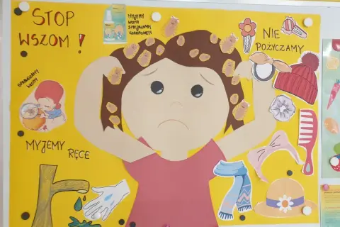 Plakat w przedszkolu: "STOP WSZOM!". Dzieci uczą się o higienie, sprawdzaniu włosów i myciu rąk, by zapobiegać wszawicy.
