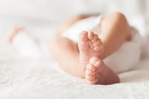 Delikatne stópki noworodka. Czy dziecko po urodzeniu trzeba zameldować? To pytanie, które zadaje sobie wielu świeżo upieczonych rodziców.