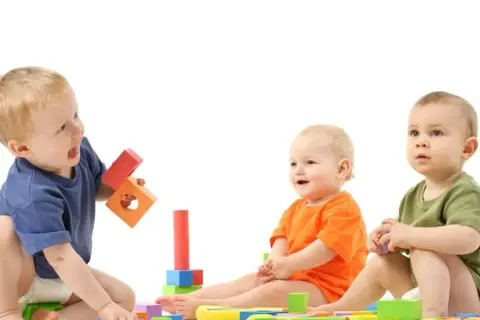 Trzy maluchy bawią się klockami. Zastanawiasz się, ile można zarobić na żłobku?