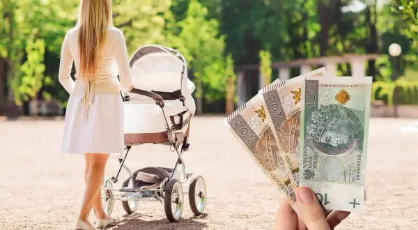 Kobieta z wózkiem dziecięcym trzyma w ręku polskie banknoty, sugerując pytanie: ile zarabia niania miesięcznie?