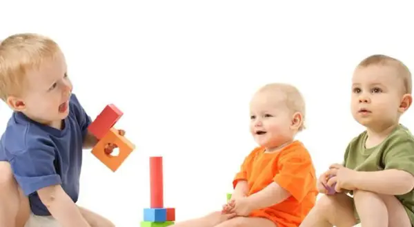 Trzy maluchy bawią się klockami. Zastanawiasz się, ile można zarobić na żłobku?