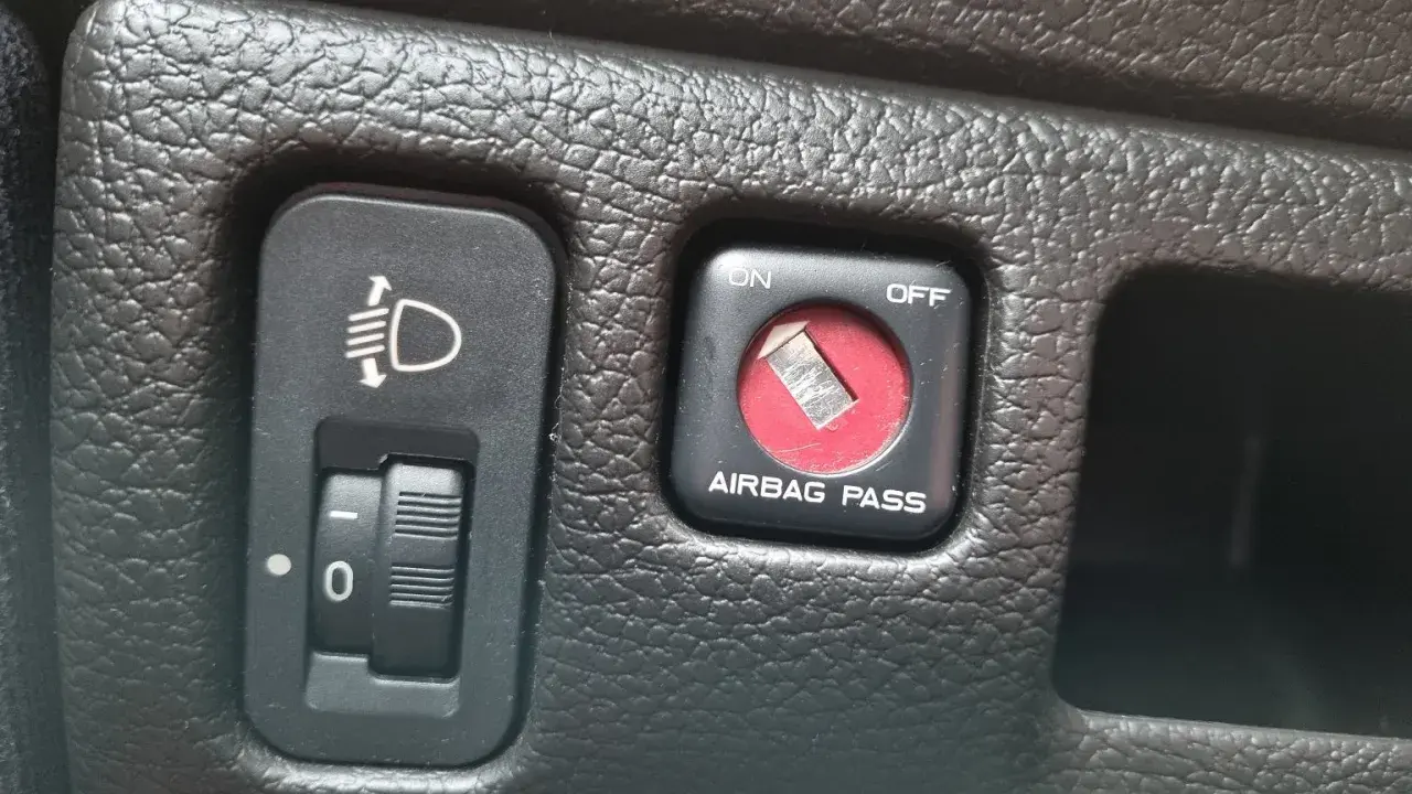 Przełącznik "AIRBAG PASS" w pozycji OFF. Warto wiedzieć, kiedy wyłączyć poduszkę z przodu, np. dla fotelika dziecięcego.