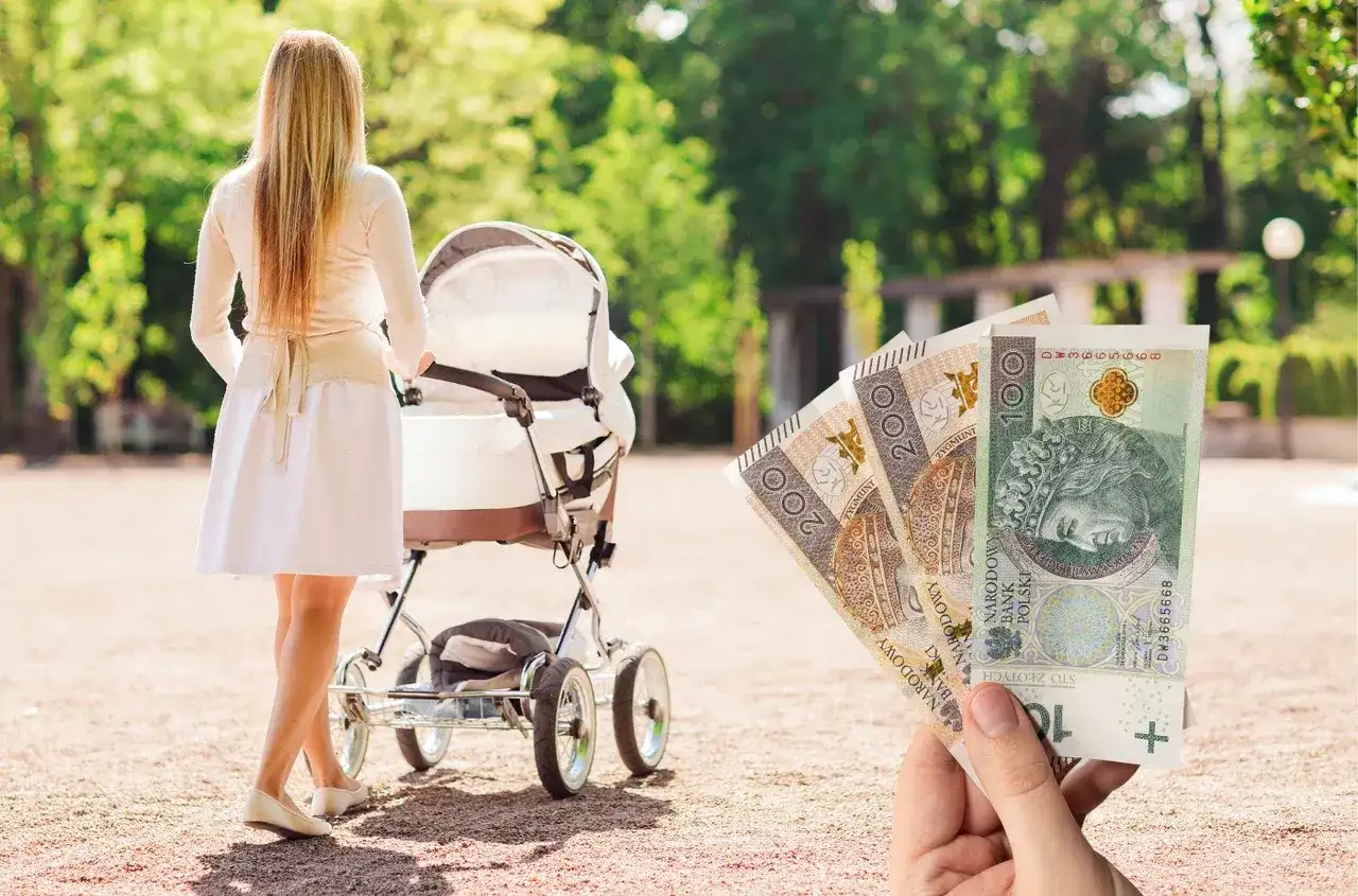 Kobieta z wózkiem dziecięcym trzyma w ręku polskie banknoty, sugerując pytanie: ile zarabia niania miesięcznie?