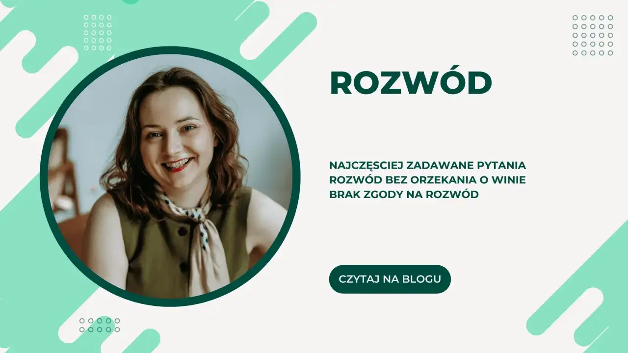 Uśmiechnięta kobieta na tle napisu