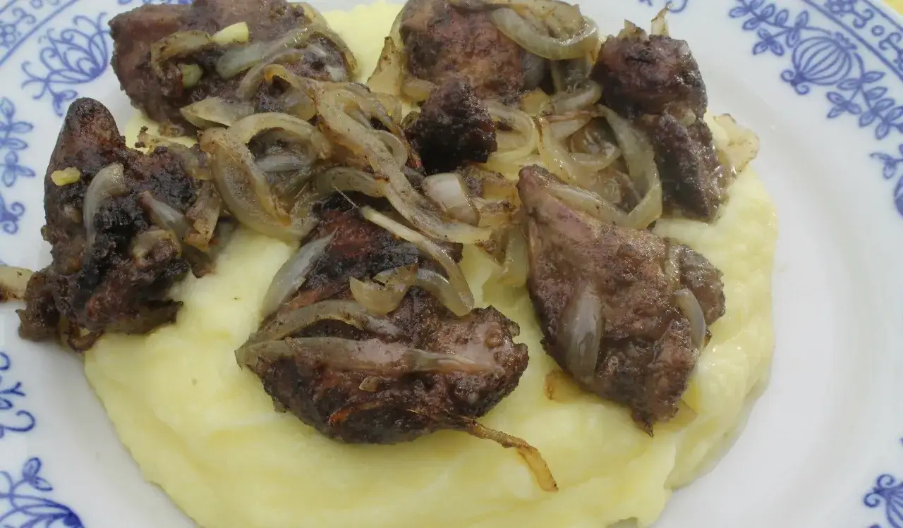 Smażona wątróbka drobiowa z cebulką na purée ziemniaczanym. Czy dzieci mogą jeść wątróbkę drobiową? Tak, to bogate źródło żelaza!