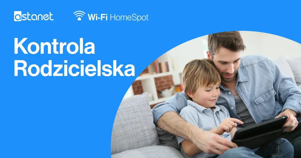 Ojciec i syn oglądają tablet, ucząc się jak zrobić kontrolę rodzicielską.
