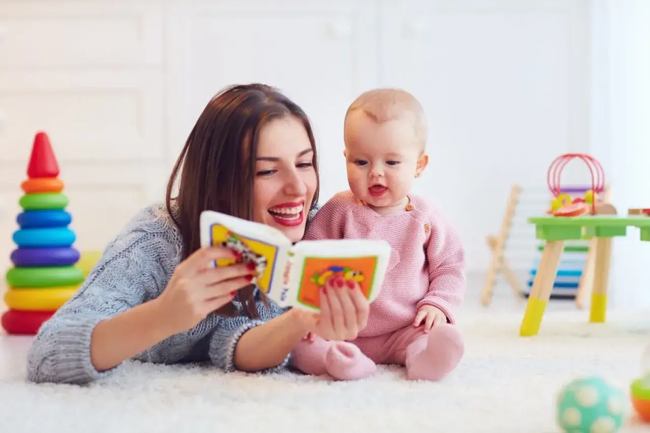 Mama czyta dziecku książeczkę, ucząc je mówić 