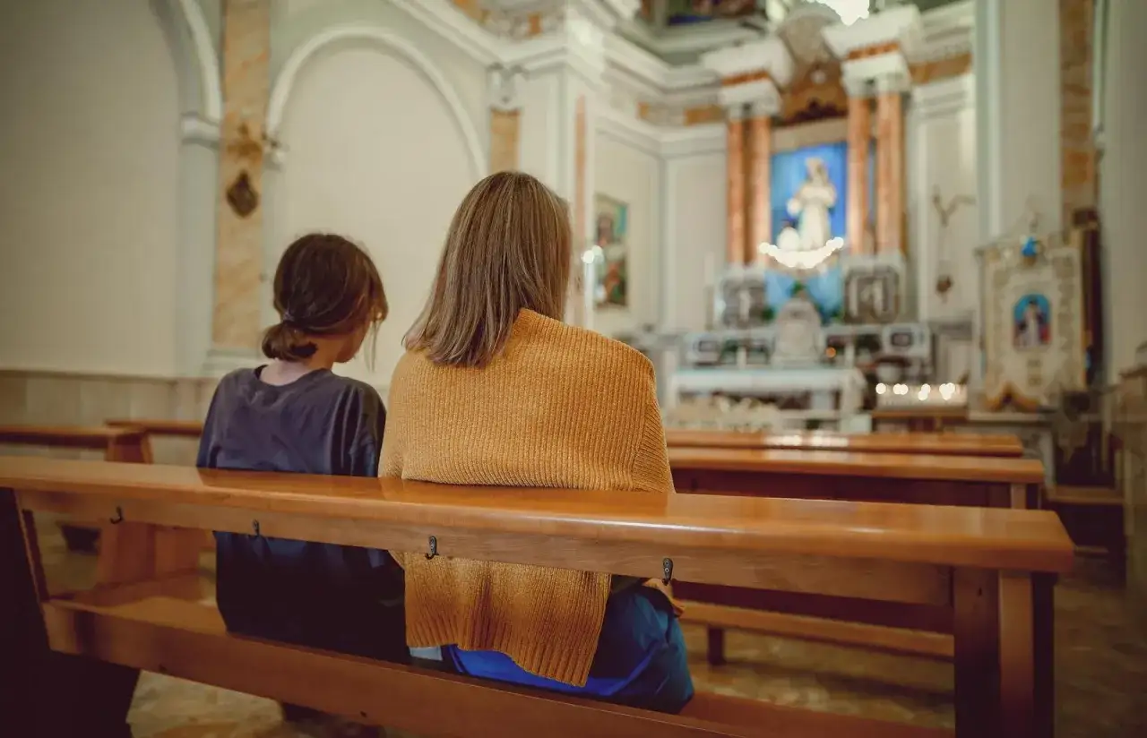 Dwie osoby siedzą w kościele. Czy rodzic może być świadkiem bierzmowania?
