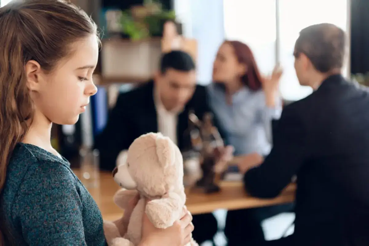 Zdjęcie Czy kurator może rozmawiać z dzieckiem bez obecności rodzica? Zasady i obawy