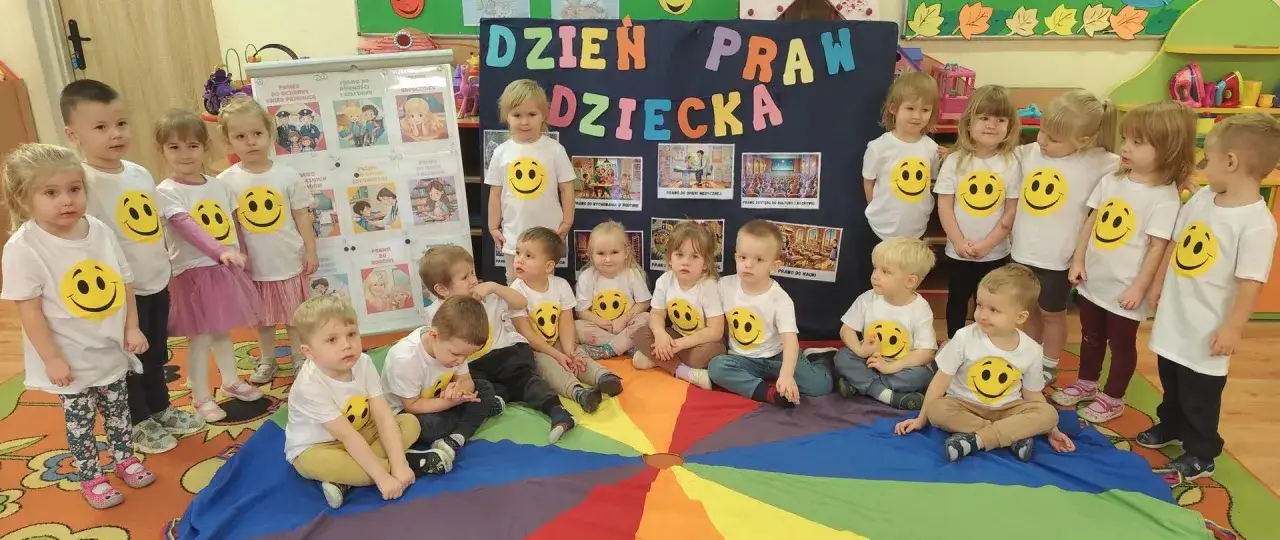 Dzieci w przedszkolu świętują Dzień Praw Dziecka. Na koszulkach mają uśmiechnięte buźki. Czy można wyrzucić dziecko z przedszkola? Nie!