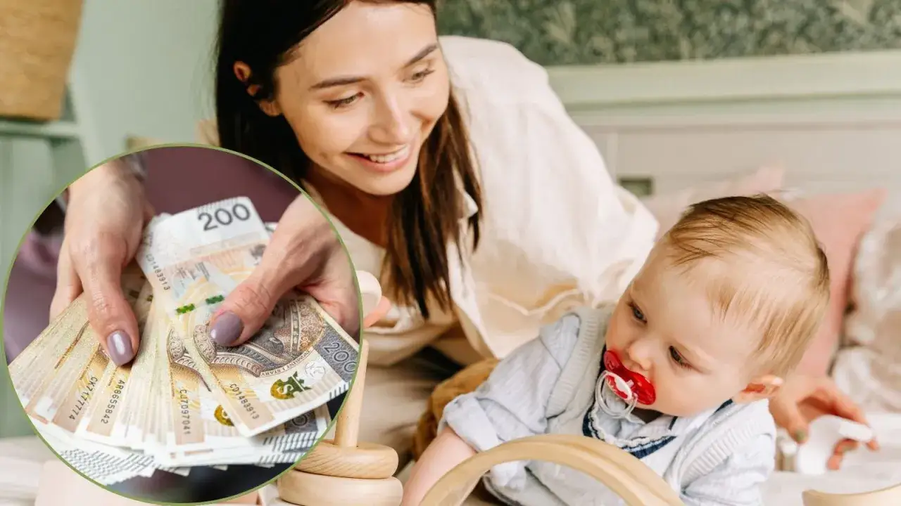 Mama pokazuje dziecku pieniądze, zastanawiając się, ile można przelać z konta dziecka na jego przyszłość.