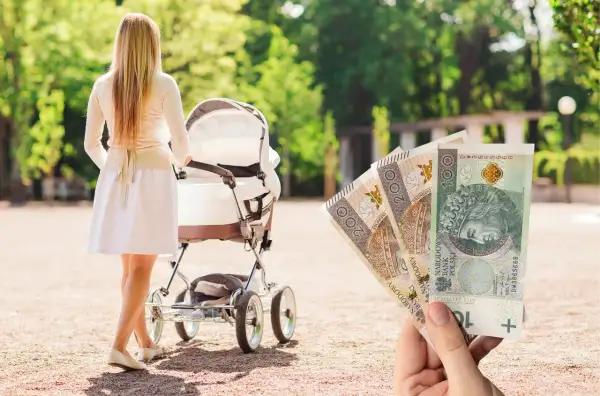 Kobieta z wózkiem dziecięcym trzyma w ręku polskie banknoty, sugerując pytanie: ile zarabia niania miesięcznie?