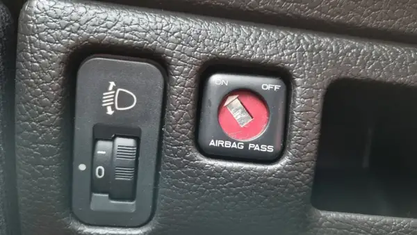 Przełącznik "AIRBAG PASS" w pozycji OFF. Warto wiedzieć, kiedy wyłączyć poduszkę z przodu, np. dla fotelika dziecięcego.