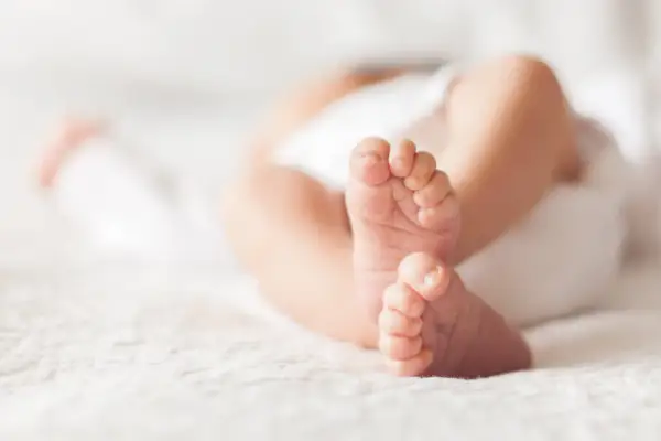Delikatne stópki noworodka. Czy dziecko po urodzeniu trzeba zameldować? To pytanie, które zadaje sobie wielu świeżo upieczonych rodziców.