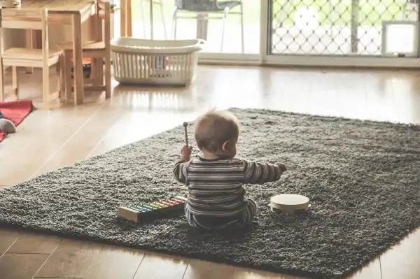Kiedy dziecko mówi mama tata? Odkryj kluczowe etapy rozwoju mowy
